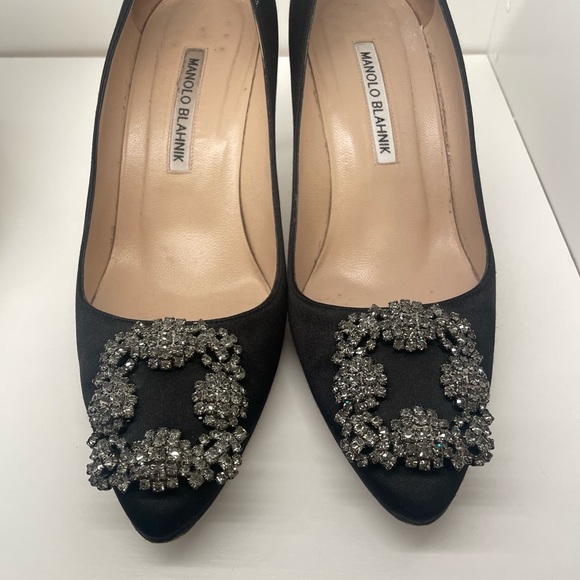 Manolo Blahnik
Hangisi 70mm crystal-embellished pumps - Picture 3 of 3